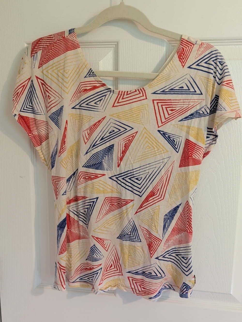 Janji Run For UgandaWomen’s Geometric Scoop Neck Top - Red Blue Yellow Open Back